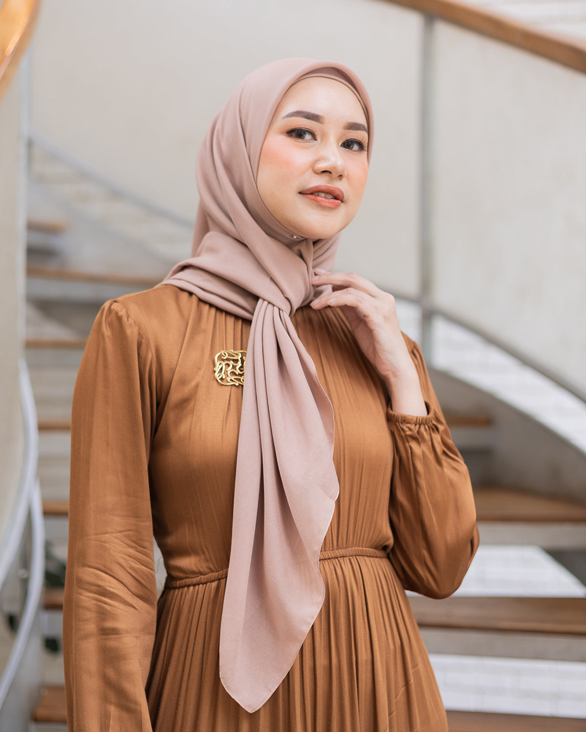 Naima Scraf in Beige