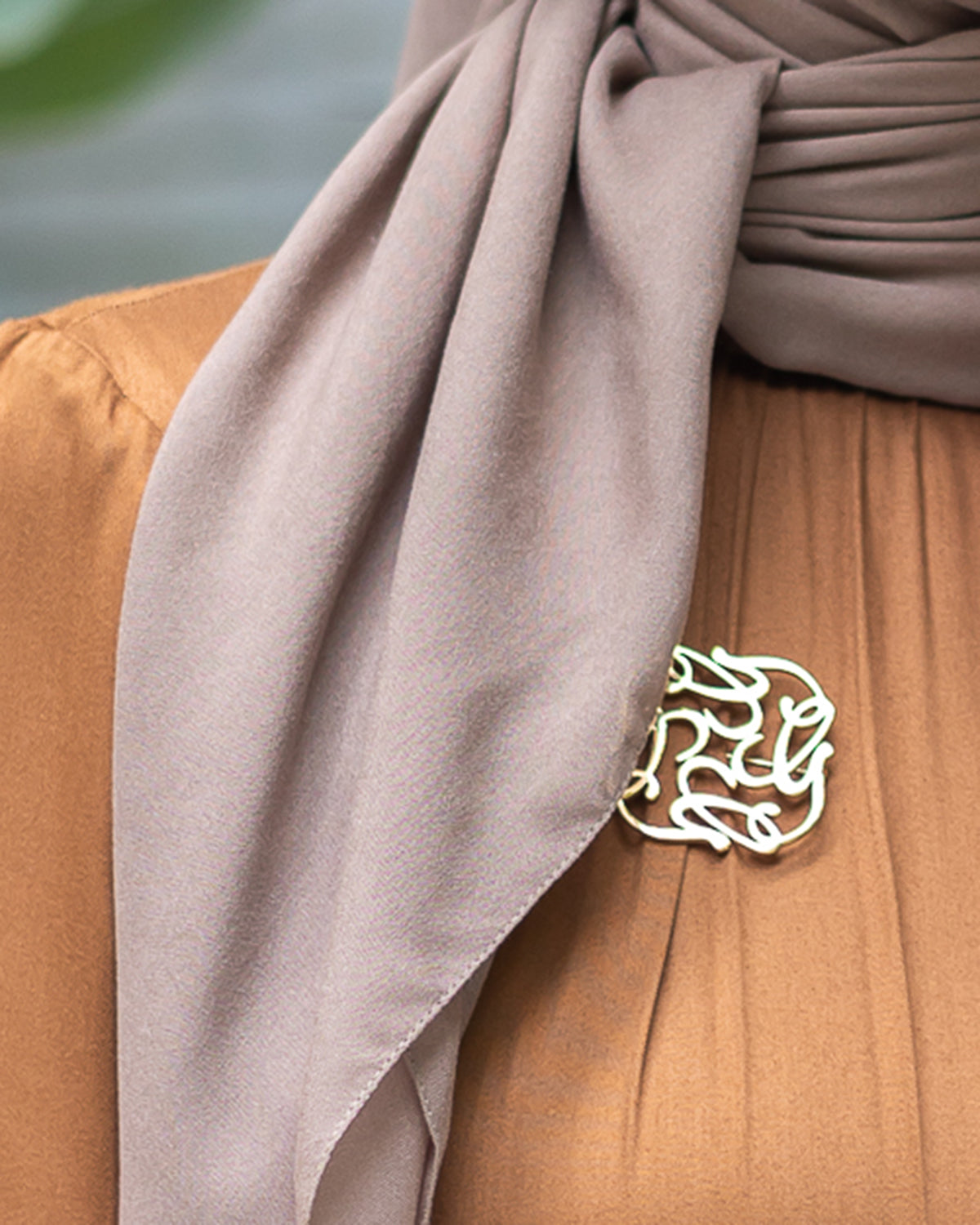 Naima Scraf in Walnut
