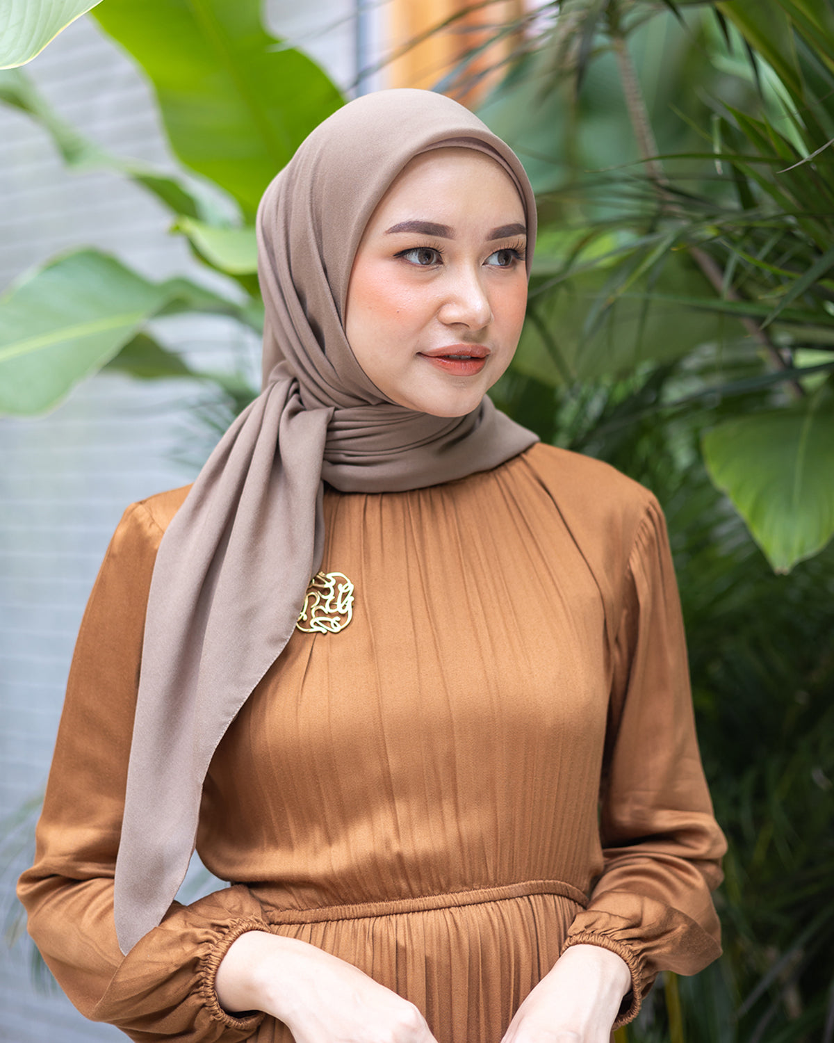Naima Scraf in Walnut