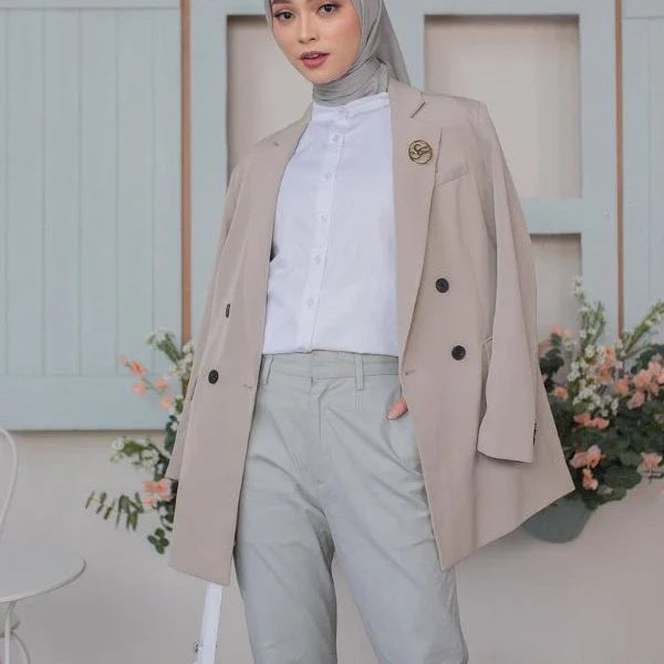 memadukan blazer dan hijab