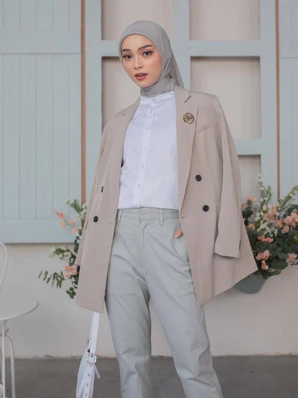 memadukan blazer dan hijab